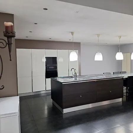 Meublee Situee A Cote Du Stade Football Du Pays De Privat bolig Charleroi